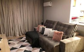 Este amplo e charmoso apartamento espera por você!
